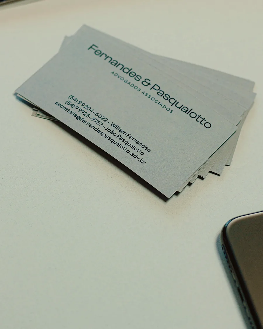 Cartões de visita do Fernandes & Pasqualotto sobre a mesa
