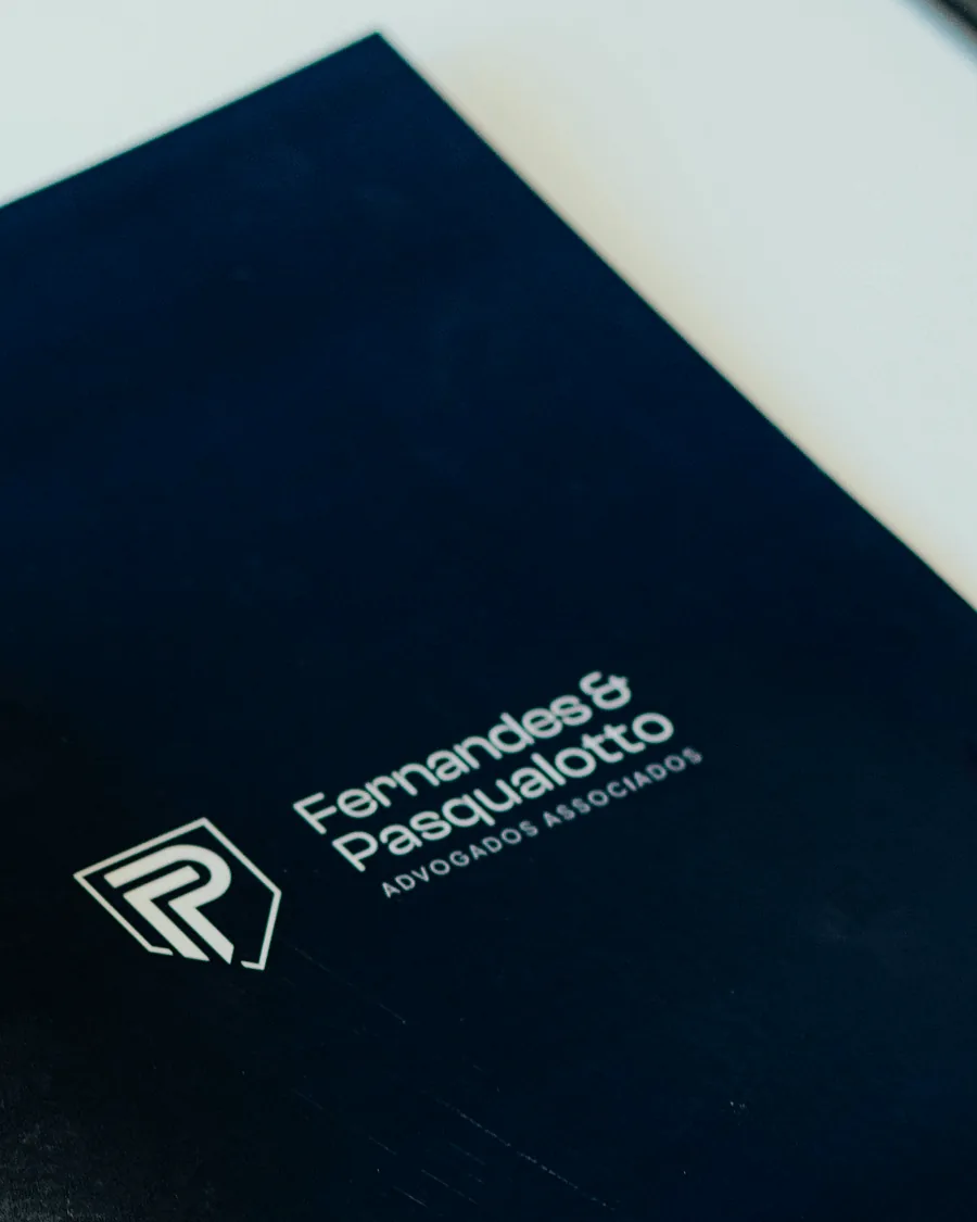 Pasta institucional com o logotipo do Fernandes & Pasqualotto
